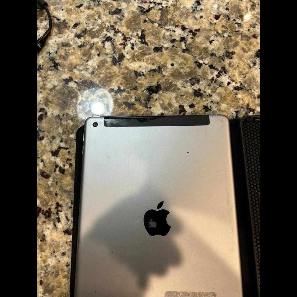 Apple 9.7" iPad 5th Gen/ 32GB / MP1M2LL/A - Picture 4 of 4